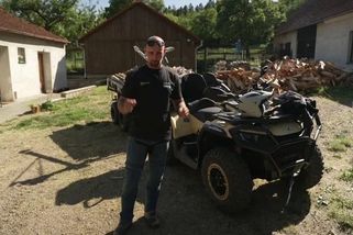 Adam objevil skoro perfektní pracovní čtyřkolku. Schopnostmi předčí i kdejaký traktor