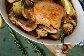 Sbohem, gumová kůže! Geniálně jednoduchý trik s máslem udělá z obyčejného kuřete luxusní delikatesu | Apetit
