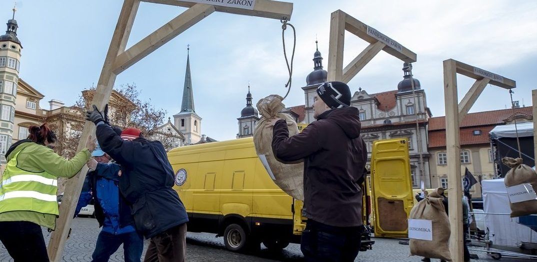 A může být po demokracii... Když vítězí dav deprivantů a politici jim jdou naproti