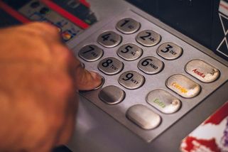 Banky chtějí zrušit PIN u platebních karet