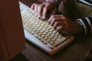 Posílal zprávy, čekal před domem. Muž z Plzeňska hrozil smrtí lékařce i zdravotnici - Novinky