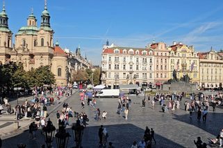 Na pražském Staroměstském náměstí roste pódium a obrazovky kvůli akci Milionu chvilek - Novinky