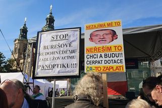 Lidé demonstrují na Staroměstském náměstí proti vládě - Novinky