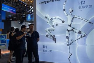 Čínský výrobce humanoidních robotů vstoupil na burzu. Cena akcií vystřelila o 600 procent