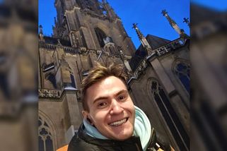 Čechoital jde z Třebíče na zahájení olympiády pěšky. Na svých cestách sbírá i tetování - Novinky