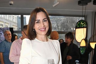 Alex Mynářová se nezdá! V bílém body předvedla prsa bez podprsenky a ukázala i stehna samý sval - Super.cz