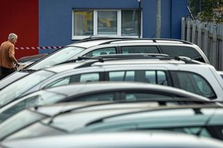 V liberecké dražbě vraků padl rekord. Postaral se o něj Land Rover. „Snad manžel ví, co dělá...“ - Garáž.cz