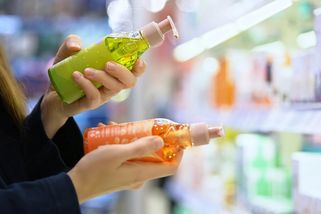 Senioři, pozor. Tyto etikety se vás snaží napálit. Supermarkety a nová pravidla