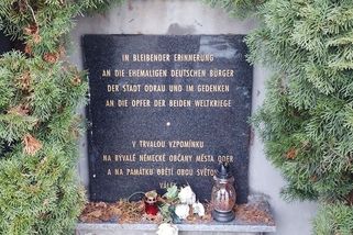 Sověti je znásilnili před rodiči. Stará cedule pomohla odhalit po 76 letech tragédii rodiny z Oder - Médium.cz