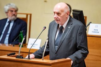 Rychetský: Babiš je ve gigantickém střetu zájmů. Hlasování může otevřít veřejnosti oči