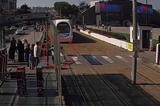 Holčička běžela přímo pod tramvaj, zachytili ji na poslední chvíli