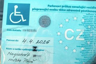 Plzeňan parkoval na invalidech. Využíval kartu zesnulé matky - Novinky