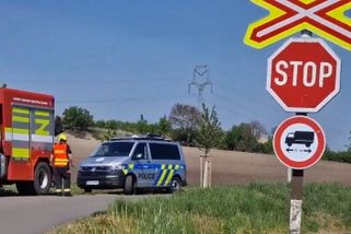 Kamion vjel na přejezd před vlak jedoucí 160 km/h. Tragédii zabránil strojvedoucí | hasici.cz