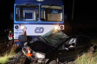 Vlak na Olomoucku sešrotoval auto uvízlé na kolejích. Z vozu těsně před tím prchlo pět lidí - Novinky