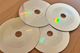 Vypálená CD-R pomalu odcházejí. Zkontrolujte je dřív, než přijdete o staré fotky - Médium.cz