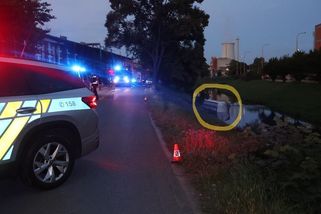 Narazil do stromu a skončil v řece. Řidič dodávky ve Zlíně nadýchal přes tři promile - Novinky