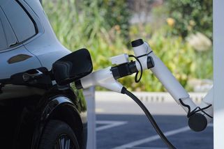 Geely představuje rekordně rychlé nabíjení pod dohledem AI