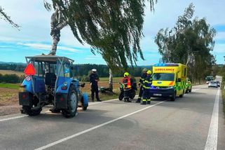 Motorkář na jihu Čech předjížděl traktor. Po srážce utrpěl mnohačetná zranění - Novinky
