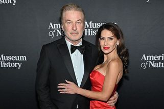 Sexy nožka zabrala! Hilaria Baldwin ji vystrčila na manžela, aby opět dosáhla svého - Super.cz