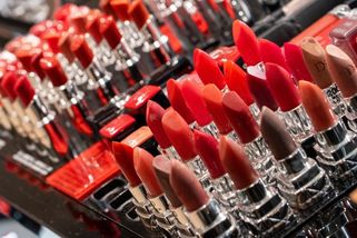 „Víte, že je to hodně drahé?“ Jana šla pro luxusní kosmetiku, z parfumerie odcházela ponížená