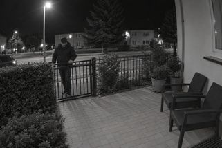 Ukradl jí zahradní nábytek. Majitelka na zloděje vyzrála a on se vrátil s prosíkem