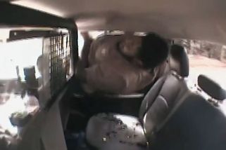 Spoutaný Američan se za jízdy prokopal oknem policejního vozu a vyskočil