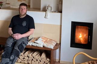 „Dobře navržená kamna mohou hřát až 24 hodin na jedno přiložení,“ vysvětluje kamnář