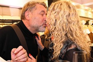 Světlana Nálepková (66) oblékla průhlednou halenku a předvedla líbačku s přítelem