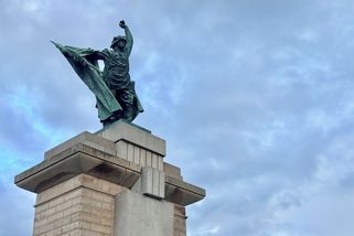 Památka, nebo propaganda? V Brně se přou o odstranění sochy rudoarmějce - Seznam Zprávy