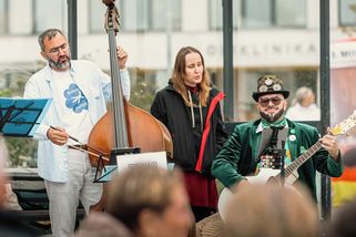 Rozdává hrušky, hraje na basu. Lidovci věří, že budou mít v Brně primátora - Seznam Zprávy