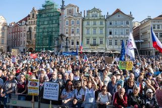 Milion chvilek zaplnil Staroměstské náměstí. Spolek vyzval k účasti ve volbách a kritizoval Babišovu vládu