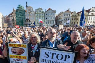 Lidé v centru Prahy demonstrovali s Minářem za Havla a proti Babišovi