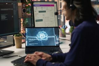 Zákaznické linky začínají volat roboti za zákazníky. Firmy řeší, jestli je vůbec pustit dál