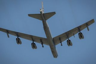 V Kalifornii se zřítil strategický bombardér B-52 - Novinky