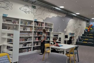 Knihovna v České Třebové boří zažité mýty. Není institucí vynucovaného ticha, ale obývákem města - Novinky