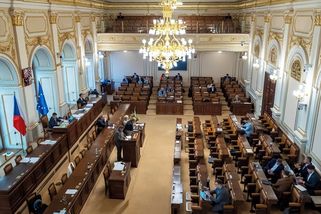 Poslanci jednají na mimořádné schůzi o vyslovení nedůvěry vládě - Novinky