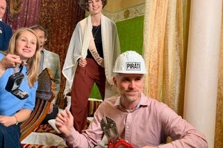 Nislerová vedle Hřiba v sultánské posteli: Piráti bojují proti Airbnb bizarním videem - Novinky