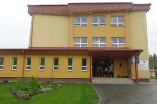 V souvislosti s vražedným útokem žáka na Slovensku byl obviněn místní policista - Novinky