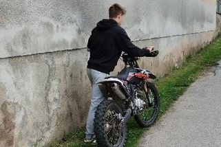 Motorkář srazil na Písecku cyklistu a ujel - Novinky