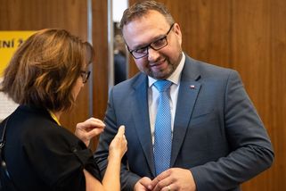 Firma měla být vyřazena, nakonec je šampionem. Jurečkův úřad zaplatí pokutu - Seznam Zprávy