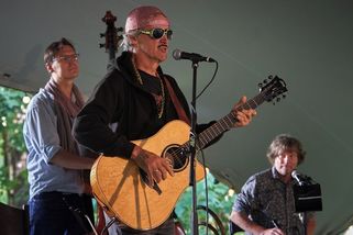 Tečka za Havlovou knihovnou. Zaměstnanci se rozloučili festivalem na Hrádečku - Seznam Zprávy