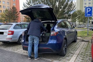 Rok s elektromobilem na sídlišti. „V něčem měli kamarádi pravdu,“ přiznává Roman