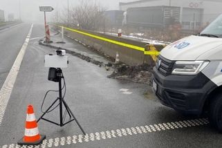 Kamion ještě jede a inspektoři už vědí, že může být problém. Nová technika čte tachograf na dálku