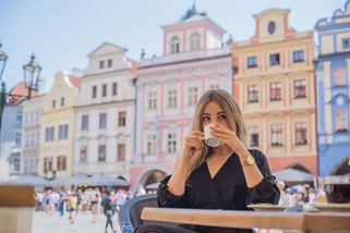 „Za hotové kafe a jeho podání dýško dávat nebudu.“ Češi se hádají, kdy má obsluha skutečně nárok na spropitné