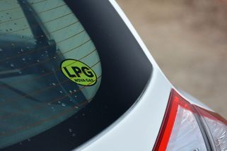Realita českých silnic: Některá auta speciální nálepku mít musí, jiná ne. Pro hasiče jde přitom o zásadní informaci - Garáž.cz