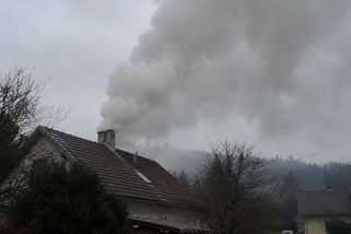 Z komína se začal valit hustý bílý kouř. „Nevěděl jsem, že je to špatně,“ přiznává majitel