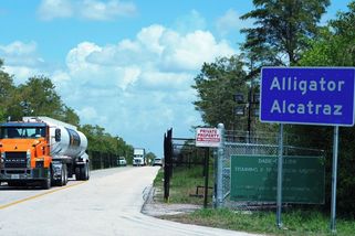 V Aligátořím Alcatrazu na Floridě drželi migranty v klecích o velikosti telefonní budky - Novinky