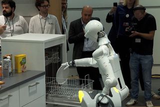 Evropští tvůrci představili v Bruselu roboty do domácnosti