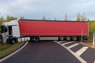 Havarovaný kamion zablokoval sjezd i nájezd u D7 na Chomutovsku - Novinky