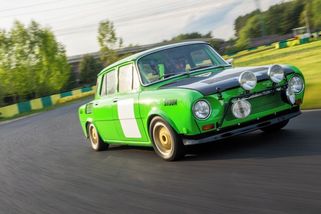 Mistr světa prohnal padesát let starou škodovku. Má 120 koní a řídit ji je pořádná dřina